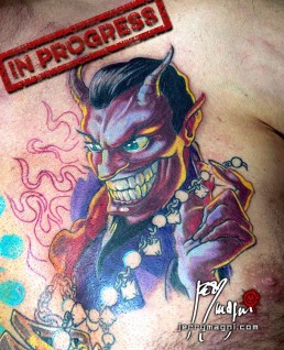 Terza seduta tatuaggo su petto con demone stile cartoon fumettistico che tiene una collana di perle tra le dita. Jerry Magni, miglior tatuatore Bergamo, Milano, Lecco, Como, Brescia, provincia, Lombardia. Lugano