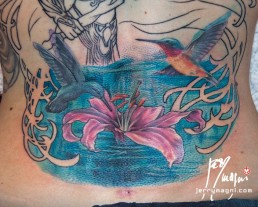 quinta seduta Copertura vecchio tatuaggio e sviluppo nuovo tatuaggio a tutta schiena con Anfitrite, dea della mitologia greca, che emerge dalle acque. Indossa un’armatura sexy, ha capelli fluenti che circondano l’immagine in cui vediamo anche tue colibrì che volano su un giglio rosa. Dietro alla dea una decorazione ispirata alle opere di Mucha. Realizzato da Jerry Magni, miglior tatuatore, Bergamo, Milano, Brescia, Piacenza, Lecco, Como, Italia, Lombardia, provincia, Lugano.