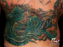 ottava seduta Tatuaggio a colori a tutta schiena ispirato alle opere di Frank Frazetta e al mito di Andromeda. In primo piano un mostro verde tentacolare che ha imprigionato e incatenato Andromeda, una bellissima ragazza nuda, a una rupe. Dietro di loro un enorme cavallo impennato cavalcato da un cavaliere con la maschera di  darksiders. Sullo sfondo dai fume della bataglia vediamo un castello in lontananza. Realizzato da Jerry Magni, miglior tatuatore, Bergamo, Milano, Brescia, Piacenza, Lecco, Como, Italia, Lombardia, provincia, Lugano.