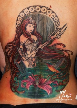 nona seduta Copertura vecchio tatuaggio e sviluppo nuovo tatuaggio a tutta schiena con Anfitrite, dea della mitologia greca, che emerge dalle acque. Indossa un’armatura sexy, ha capelli fluenti che circondano l’immagine in cui vediamo anche tue colibrì che volano su un giglio rosa. Dietro alla dea una decorazione ispirata alle opere di Mucha. Realizzato da Jerry Magni, miglior tatuatore, Bergamo, Milano, Brescia, Piacenza, Lecco, Como, Italia, Lombardia, provincia, Lugano.