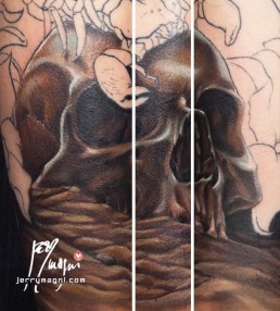 Seconda seduta Tatuaggio a colori, manica intera, tuareg, beduino, odalisca, teschio , rosa del desterto, tenda, vassoio, teiera, bicchieri, scorpione, spada, notte, blu, unico e originale, disegnato appositamente per il cliente da Jerry Magni, miglior tatuatore a Bergamo, Milano, Brescia, e provincia, Lecco, Como, Lugano