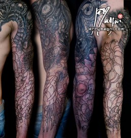 terza seduta Copertura vecchio tatuaggio con biomeccanico a colori a tutta manica. Tubi metallici lucidati e arrugginiti, parti meccaniche, parti aliene, forme astratte, colori violacei, gialli e rossi. Realizzato magistralmente da Jerry Magni, miglior tatuatore, Bergamo, Milano, Brescia, Piacenza, Lecco, Como, Italia, Lombardia, provincia, Lugano.