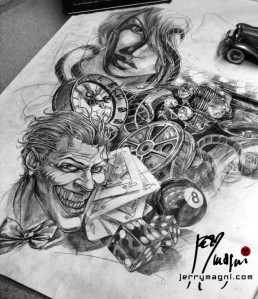 Disegno per Tatuaggio in bianco e nero a tutta manica con composizione di molti elementi, sull’avambraccio il Joker con carte da gioco, la palla numero 8 e i dadi, subito sopra una bobina cinematografica con la pellicola che ne esce e un orologio gotico, all’interno del braccio un’automobile d’epoca, una Duesenberg e le luci della città, sulla spalla una bel viso di donna. Il tutto meravigliosamente composto e realizzato da Jerry Magni, miglior tatuatore, Bergamo, Milano, Brescia, Piacenzan Italia, Lombardia, provincia, Lugano.