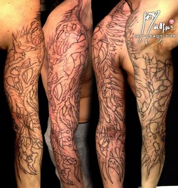 prima seduta Tatuaggio bio-organico, biomeccanico in bianco e nero a tutta manica, concezione astratta realizzata a mano libera da Jerry Magni, miglior tatuatore, Bergamo, Milano, Lugano, Brescia, Como, Lecco.