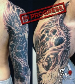 seconda seduta Tatuaggio bio-organico, biomeccanico in bianco e nero a tutta manica, concezione astratta realizzata a mano libera da Jerry Magni, miglior tatuatore, Bergamo, Milano, Lugano, Brescia, Como, Lecco.