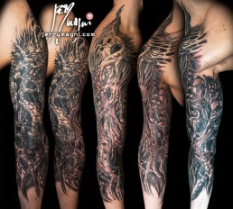 terza seduta Tatuaggio bio-organico, biomeccanico in bianco e nero a tutta manica, concezione astratta realizzata a mano libera da Jerry Magni, miglior tatuatore, Bergamo, Milano, Lugano, Brescia, Como, Lecco.