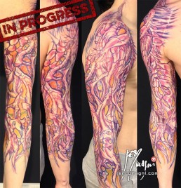 disegno per Tatuaggio bio-organico, biomeccanico in bianco e nero a tutta manica, concezione astratta realizzata a mano libera da Jerry Magni, miglior tatuatore, Bergamo, Milano, Lugano, Brescia, Como, Lecco.