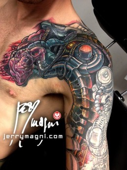 quinta seduta Copertura vecchio tatuaggio con biomeccanico a colori a tutta manica. Tubi metallici lucidati e arrugginiti, parti meccaniche, parti aliene, forme astratte, colori violacei, gialli e rossi. Realizzato magistralmente da Jerry Magni, miglior tatuatore, Bergamo, Milano, Brescia, Piacenza, Lecco, Como, Italia, Lombardia, provincia, Lugano.