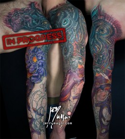 decima seduta Copertura vecchio tatuaggio con biomeccanico a colori a tutta manica. Tubi metallici lucidati e arrugginiti, parti meccaniche, parti aliene, forme astratte, colori violacei, gialli e rossi. Realizzato magistralmente da Jerry Magni, miglior tatuatore, Bergamo, Milano, Brescia, Piacenza, Lecco, Como, Italia, Lombardia, provincia, Lugano.
