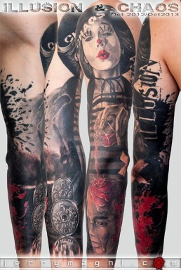 Tatuaggio trash polka a tutta manica con donna pagliaccio su spalla, macchie, testa di manichino su cui cola del sangue tenuto dalla donna, delle monete norvegesi delle macchie e delle scritte. Realizzato in modo spettacolare da Jerry Magni, miglior tatuatore, Bergamo, Milano, Lugano, Brescia, Como, Lecco.
