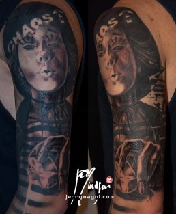 Terza seduta Tatuaggio trash polka a tutta manica con donna pagliaccio su spalla, macchie, testa di manichino su cui cola del sangue tenuto dalla donna, delle monete norvegesi delle macchie e delle scritte. Realizzato in modo spettacolare da Jerry Magni, miglior tatuatore, Bergamo, Milano, Lugano, Brescia, Como, Lecco.