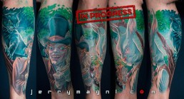 Settima seduta Tatuaggio stile cartoon con colorazione realistica ispirato ad Alice nel paese delle meraviglie, Il cappllaio matto con la tazza di te, bianconiglio con orologio sullo sfondo un albero con lo stregatto tra le foglie. Realizzato in modo spettacolare da Jerry Magni, miglior tatuatore, Bergamo, Milano, Lugano, Brescia, Como, Lecco.