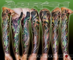 Tatuaggio biomeccanico a colori a tutta manica fuarito. colori marrone, verde, bianco. Parti meccaniche aliene si intersecano sul braccio con luci verdi provenienti dall’interno. Realizzato magistralmente da Jerry Magni, miglior tatuatore, Bergamo, Milano, Brescia, Piacenza, Lecco, Como, Italia, Lombardia, provincia, Lugano.