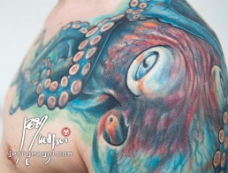 Dettaglio Tatuaggio realistico di piovra su petto, spalla e schiena, la testa del polipo sulla spalla mentre i tentacoli si sviluppano su petto e schiena. Realizzato a mano libera da Jerry Magni, miglior tatuatore, Bergamo, Milano, Lugano, Brescia, Como, Lecco.