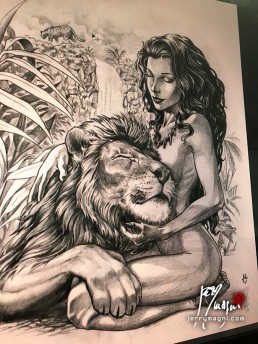 Disegno per tatuaggio su schiena. Donna nuda nella gungla accucciata con un leone che si lascia accarezzare, sullo sfondo una cascata e in cima una tigre se ne va. Illustrazione di Jerry magni, miglior tatuatore Bergamo, Milano, Lecco, como, Lugano, Monza