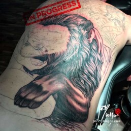 seconda seduta tatuaggio realistico su schiena con ragazza nuda che abbraccia un leone, sullo sfondo una cascata e della vegetazione. eseguito da Jerry Magni miglior tatuatore Bergamo, Milano, Brescia, Varese, Lecco, Como, Mantova, Crema, Cremona, Vicenza, Verona, Nord Italia.