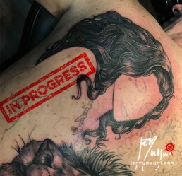 terza seduta tatuaggio realistico su schiena con ragazza nuda che abbraccia un leone, sullo sfondo una cascata e della vegetazione. eseguito da Jerry Magni miglior tatuatore Bergamo, Milano, Brescia, Varese, Lecco, Como, Mantova, Crema, Cremona, Vicenza, Verona, Nord Italia.