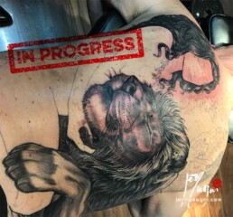 terza seduta tatuaggio realistico su schiena con ragazza nuda che abbraccia un leone, sullo sfondo una cascata e della vegetazione. eseguito da Jerry Magni miglior tatuatore Bergamo, Milano, Brescia, Varese, Lecco, Como, Mantova, Crema, Cremona, Vicenza, Verona, Nord Italia.