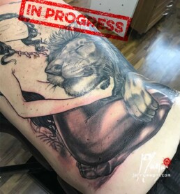 quarta seduta tatuaggio realistico su schiena con ragazza nuda che abbraccia un leone, sullo sfondo una cascata e della vegetazione. eseguito da Jerry Magni miglior tatuatore Bergamo, Milano, Brescia, Varese, Lecco, Como, Mantova, Crema, Cremona, Vicenza, Verona, Nord Italia.