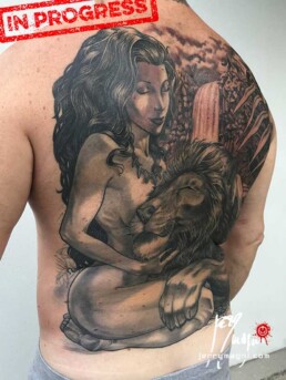 sesta seduta tatuaggio realistico su schiena con ragazza nuda che abbraccia un leone, sullo sfondo una cascata e della vegetazione. eseguito da Jerry Magni miglior tatuatore Bergamo, Milano, Brescia, Varese, Lecco, Como, Mantova, Crema, Cremona, Vicenza, Verona, Nord Italia.