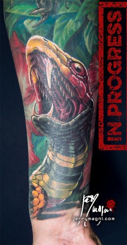 Tredicesima seduta Tatuaggio a colori su intera manica. Sulla spalla una spiaggia di notte con un Galeone naufragato, una tigre spunta dai cespugli di fiori di ibisco, all’interno del braccio una medusa. Sull’avambraccio uno scorpione tra le foglie, più in basso un serpente corallo e delle rose del deserto. eseguito in modo magistrale da Jerry Magni, miglior tatuatore Bergamo, Milano, Lugano, Lecco, Como, Brescia, Lombardia provincia.