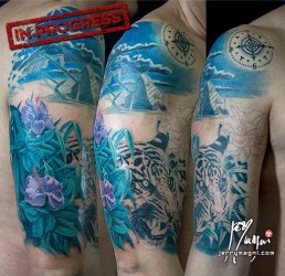 Terza seduta Tatuaggio a colori su intera manica. Sulla spalla una spiaggia di notte con un Galeone naufragato, una tigre spunta dai cespugli di fiori di ibisco, all’interno del braccio una medusa. Sull’avambraccio uno scorpione tra le foglie, più in basso un serpente corallo e delle rose del deserto. eseguito in modo magistrale da Jerry Magni, miglior tatuatore Bergamo, Milano, Lugano, Lecco, Como, Brescia, Lombardia provincia.