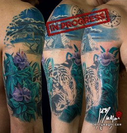 Quarta seduta Tatuaggio a colori su intera manica. Sulla spalla una spiaggia di notte con un Galeone naufragato, una tigre spunta dai cespugli di fiori di ibisco, all’interno del braccio una medusa. Sull’avambraccio uno scorpione tra le foglie, più in basso un serpente corallo e delle rose del deserto. eseguito in modo magistrale da Jerry Magni, miglior tatuatore Bergamo, Milano, Lugano, Lecco, Como, Brescia, Lombardia provincia.