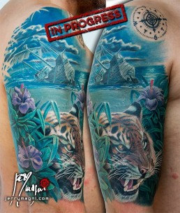 Setima seduta Tatuaggio a colori su intera manica. Sulla spalla una spiaggia di notte con un Galeone naufragato, una tigre spunta dai cespugli di fiori di ibisco, all’interno del braccio una medusa. Sull’avambraccio uno scorpione tra le foglie, più in basso un serpente corallo e delle rose del deserto. eseguito in modo magistrale da Jerry Magni, miglior tatuatore Bergamo, Milano, Lugano, Lecco, Como, Brescia, Lombardia provincia.