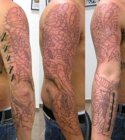 Prima seduta a mano libera per Tatuaggio biomeccanico a colori a tutta manica con tubi, parti metalliche miste a carne, colori rosso, azzurro, ricrea l’effetto di un braccio meccanico. Eseguito nel 2009 da Jerry Magni Tatuatore Bergamo
