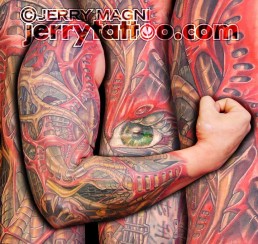 tredicesima seduta Tatuaggio biomeccanico a colori a tutta manica con tubi, parti metalliche miste a carne, colori rosso, azzurro, ricrea l’effetto di un braccio meccanico. Eseguito nel 2009 da Jerry Magni Tatuatore Bergamo
