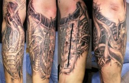 Terza seduta Tatuaggio biomeccanico a colori a tutta manica con tubi, parti metalliche miste a carne, colori rosso, azzurro, ricrea l’effetto di un braccio meccanico. Eseguito nel 2009 da Jerry Magni Tatuatore Bergamo