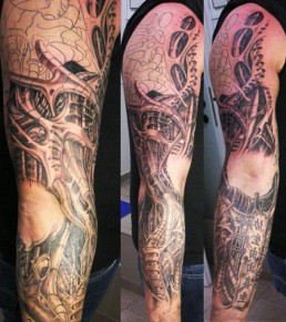 quarta seduta Tatuaggio biomeccanico a colori a tutta manica con tubi, parti metalliche miste a carne, colori rosso, azzurro, ricrea l’effetto di un braccio meccanico. Eseguito nel 2009 da Jerry Magni Tatuatore Bergamo