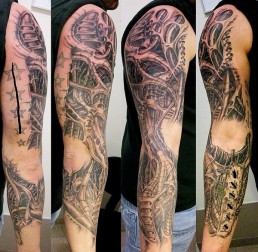 Quinta seduta Tatuaggio biomeccanico a colori a tutta manica con tubi, parti metalliche miste a carne, colori rosso, azzurro, ricrea l’effetto di un braccio meccanico. Eseguito nel 2009 da Jerry Magni Tatuatore Bergamo