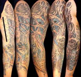 Nona seduta  Tatuaggio biomeccanico a colori a tutta manica con tubi, parti metalliche miste a carne, colori rosso, azzurro, ricrea l’effetto di un braccio meccanico. Eseguito nel 2009 da Jerry Magni Tatuatore Bergamo