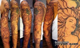 Prima seduta Tatuaggio a colori a tutta manica con drago blu che si avvolge attorno al braccio tenendo tra le spire una bellissima ragazza nuda e sexy. Opera realizzata da Jerry Magni, miglior tatuatore, Bergamo, Milano, Brescia, Piacenza, Italia, Lombardia, provincia, Lugano.