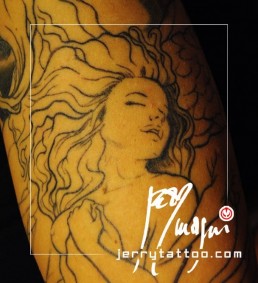 dettaglio prima sedutaTatuaggio a colori a tutta manica con drago blu che si avvolge attorno al braccio tenendo tra le spire una bellissima ragazza nuda e sexy. Opera realizzata da Jerry Magni, miglior tatuatore, Bergamo, Milano, Brescia, Piacenza, Italia, Lombardia, provincia, Lugano.