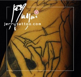 dettaglio prima seduta Tatuaggio a colori a tutta manica con drago blu che si avvolge attorno al braccio tenendo tra le spire una bellissima ragazza nuda e sexy. Opera realizzata da Jerry Magni, miglior tatuatore, Bergamo, Milano, Brescia, Piacenza, Italia, Lombardia, provincia, Lugano.
