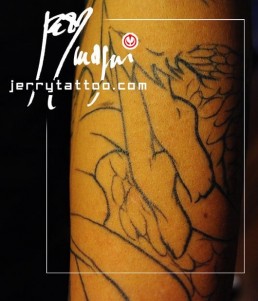 dettaglio prima seduta Tatuaggio a colori a tutta manica con drago blu che si avvolge attorno al braccio tenendo tra le spire una bellissima ragazza nuda e sexy. Opera realizzata da Jerry Magni, miglior tatuatore, Bergamo, Milano, Brescia, Piacenza, Italia, Lombardia, provincia, Lugano.