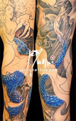 terza seduta Tatuaggio a colori a tutta manica con drago blu che si avvolge attorno al braccio tenendo tra le spire una bellissima ragazza nuda e sexy. Opera realizzata da Jerry Magni, miglior tatuatore, Bergamo, Milano, Brescia, Piacenza, Italia, Lombardia, provincia, Lugano.