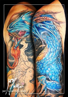 Quarta seduta  Tatuaggio a colori a tutta manica con drago blu che si avvolge attorno al braccio tenendo tra le spire una bellissima ragazza nuda e sexy. Opera realizzata da Jerry Magni, miglior tatuatore, Bergamo, Milano, Brescia, Piacenza, Italia, Lombardia, provincia, Lugano.