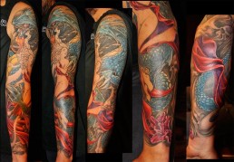 Sesta seduta Tatuaggio a colori a tutta manica con drago blu che si avvolge attorno al braccio tenendo tra le spire una bellissima ragazza nuda e sexy. Opera realizzata da Jerry Magni, miglior tatuatore, Bergamo, Milano, Brescia, Piacenza, Italia, Lombardia, provincia, Lugano.