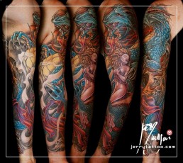 Settima seduta Tatuaggio a colori a tutta manica con drago blu che si avvolge attorno al braccio tenendo tra le spire una bellissima ragazza nuda e sexy. Opera realizzata da Jerry Magni, miglior tatuatore, Bergamo, Milano, Brescia, Piacenza, Italia, Lombardia, provincia, Lugano.