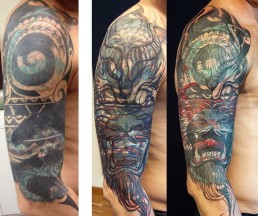 Prima seduta Copertura a mano libera di un orribile tatuaggio con uno nuovo, drago rosso con bocca aperta e corna. Jerry Magni Tattoo Artist. Miglior tatuatore Milano, Bergamo, Brescia, Lugano