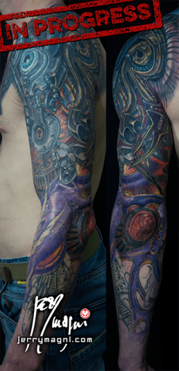 undicesima seduta Copertura vecchio tatuaggio con biomeccanico a colori a tutta manica. Tubi metallici lucidati e arrugginiti, parti meccaniche, parti aliene, forme astratte, colori violacei, gialli e rossi. Realizzato magistralmente da Jerry Magni, miglior tatuatore, Bergamo, Milano, Brescia, Piacenza, Lecco, Como, Italia, Lombardia, provincia, Lugano.