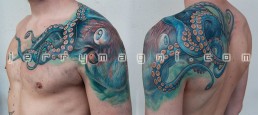 Tatuaggio realistico di piovra su petto, spalla e schiena, la testa del polipo sulla spalla mentre i tentacoli si sviluppano su petto e schiena. Realizzato a mano libera da Jerry Magni, miglior tatuatore, Bergamo, Milano, Lugano, Brescia, Como, Lecco.