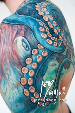 Dettaglio Tatuaggio realistico di piovra su petto, spalla e schiena, la testa del polipo sulla spalla mentre i tentacoli si sviluppano su petto e schiena. Realizzato a mano libera da Jerry Magni, miglior tatuatore, Bergamo, Milano, Lugano, Brescia, Como, Lecco.