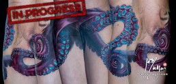 Seconda seduta tatuaggio a colori a tutta manica a tema marino, Nettuno, l’antico dio della mitologia greco romana, combatte nel mare con un polipo rosso gigante. Vediamo la scena sia sopra che sotto il mare dove i tentacoli della piovra si avvolgono sul braccio. Il tatuaggio è racchiuso da un elegante decorazione geometrica sia sull’avambraccio che sulla spalla. Il tutto eseguito magistralmente dal miglior tatuatore Jerry Magni, Bergamo, Milano, Piacenza, Brescia, Lugano, Lecco, Como