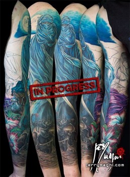 ottava seduta Tatuaggio a colori, manica intera, tuareg, beduino, odalisca, teschio , rosa del desterto, tenda, vassoio, teiera, bicchieri, scorpione, spada, notte, blu, unico e originale, disegnato appositamente per il cliente da Jerry Magni, miglior tatuatore a Bergamo, Milano, Brescia, e provincia, Lecco, Como, Lugano