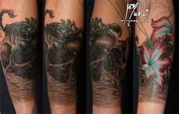 terza seduta Tatuaggio a colori, manica intera, tuareg, beduino, odalisca, teschio , rosa del desterto, tenda, vassoio, teiera, bicchieri, scorpione, spada, notte, blu, unico e originale, disegnato appositamente per il cliente da Jerry Magni, miglior tatuatore a Bergamo, Milano, Brescia, e provincia, Lecco, Como, Lugano