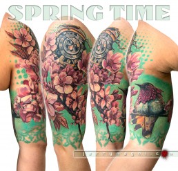 Tatuaggio realistico a mezza manica a colori, fiori di ciliegio, colibrì, orologio, decorazione, femminile. Jerry Magni Tattoo Artist Bergamo. La Decima arte. Bergamo, Milano, tatuatore, migliore, Brescia, Lombardia, Monza, Lecco, Como, provincia